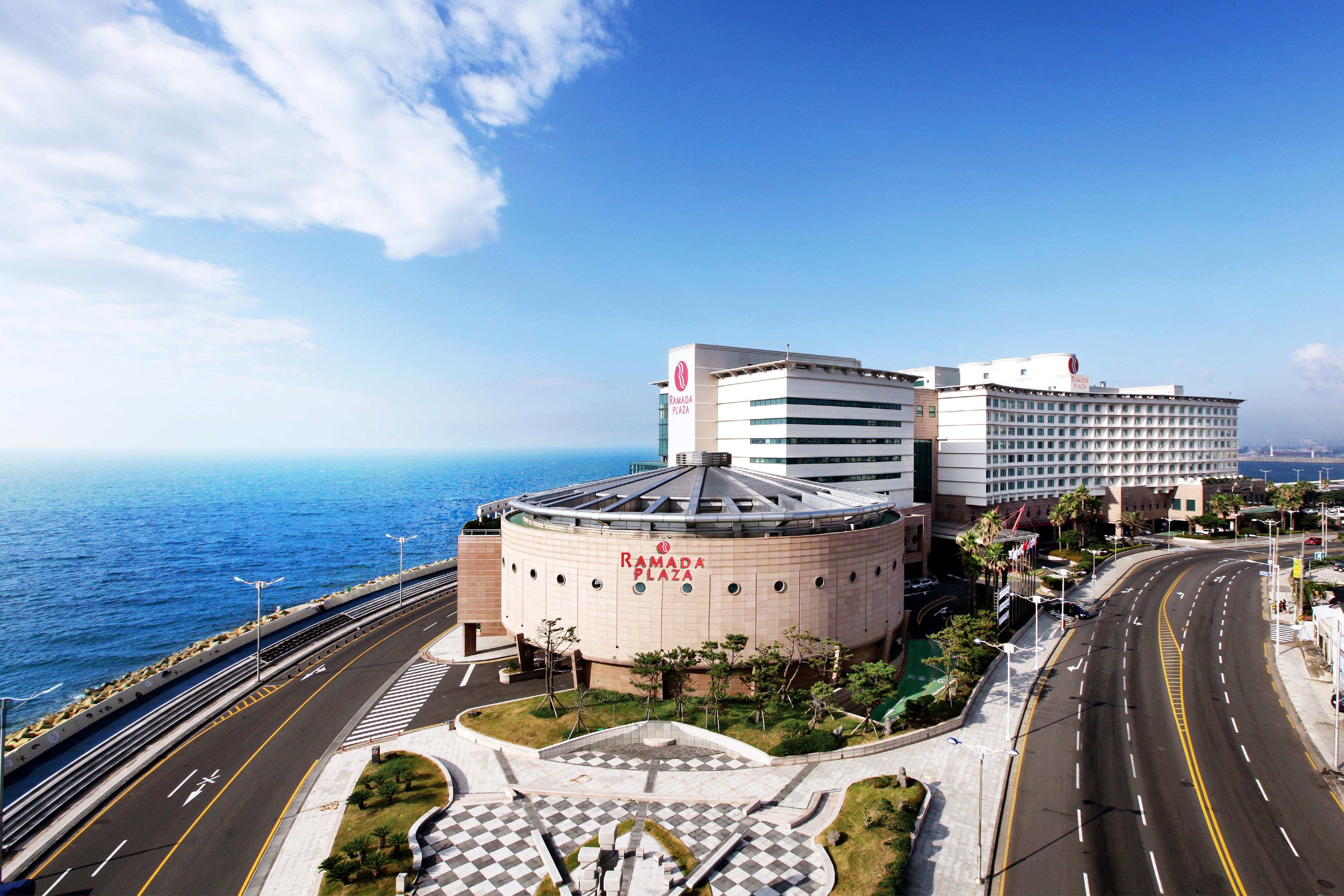 Hotel Ramada Plaza By Wyndham Jeju Ocean Front Exterior foto